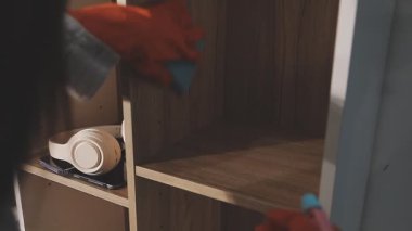 Kadın ahşap kapıya koruyucu eldiven takıyor.