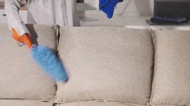 Elektrikli süpürge ile kanepeyi temizliyorum..