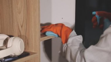 Koruyucu maskeli işçi dairedeki duvarı kesiyor. Karantina sırasındaki çalışma konsepti.