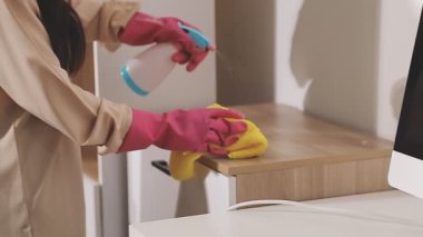 Mutfakta bez parçasıyla evi temizleyen kadın.