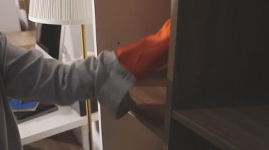 Adam yeni bir daire kuruyor.