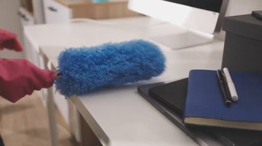 Ofiste dizüstü bilgisayarı ve akıllı telefonu olan bir masa.