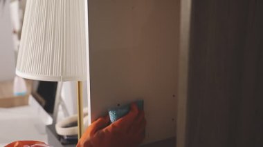 Beyaz ceketli kadın elinde fırça tutuyor..