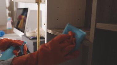 Beyaz gömlekli, fırçalı bir adama yaklaş.