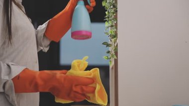 Eldivenli ve sarı lastik eldivenli bir kadın..