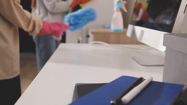 Ofiste tablet üzerinde çalışan profesyonel tasarımcının yakın görüntüsü