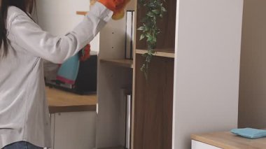 Kadın mutfakta ev işi yapıyor.