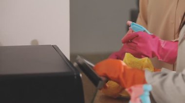 genç kadın daire temizliği