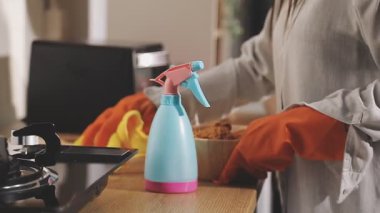 Mutfak malzemesi taşıyan genç bir kadın.