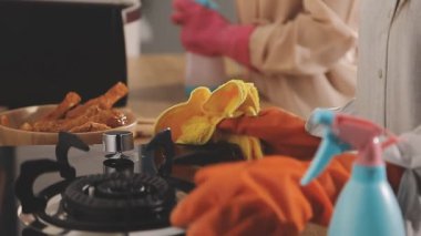 Şef mutfakta yemek yapıyor.