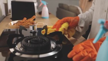 Erkek ellerinin mutfağı temizlerken yakın plan çekimi.