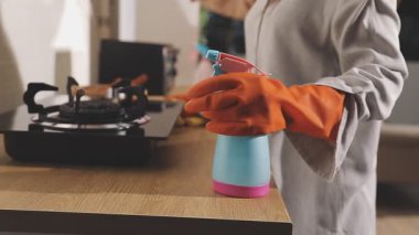 Kadın el temizliği yapıyor.