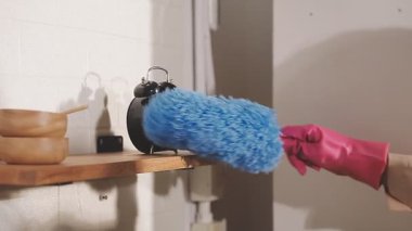 Ahşap duvardaki fırçayla elinizi kapatın.