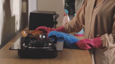 Mutfağı temizleyen kadına yakın dur.