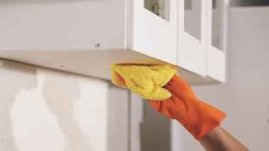 Mutfakta mobilyaları temizleyen işçi.