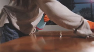 Eldivenli kadın ellerini kapat. Evde temizlik yap.