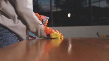 Adam evi temizliyor.