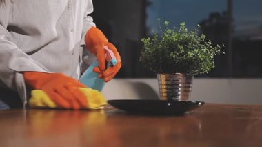 Adamın el temizleme masası.