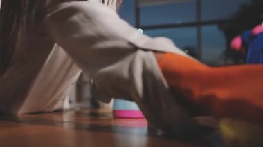 Mutfak zeminini temizleyen kadına yakın çekim. temizlik kavramı.