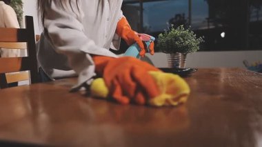 Evdeki masayı temizleyen kadın.