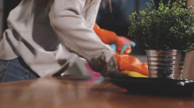 Elinde çiçekle siyah elbiseli bir kadına yaklaş.