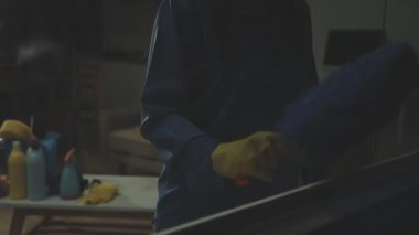 Garajda çalışan bir işçi.