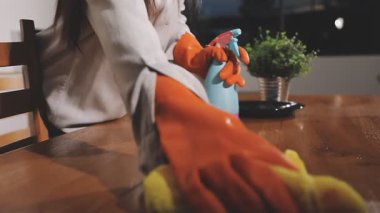 Beyaz gömlekli ve eldivenli kadın sandalyede oturuyor.