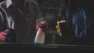 Geceleri camları yıkayan kadın.