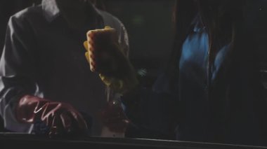 bir adam bir sandviç yiyor