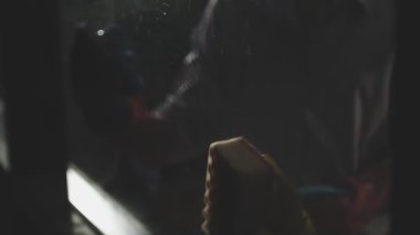 Mutfakta elinde bir fincan kahveyle bir kadının elini kapat.