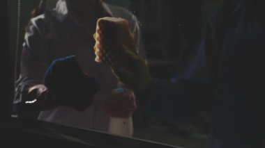 Bir adam bıçak kesiyor.