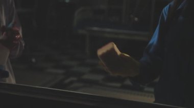 Bıçak ve bıçak tutan bir elin yakınına.