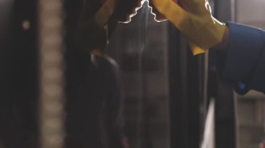 Üniformalı işçi fabrikada metalle çalışıyor.