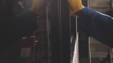 Yakın plan - bir bardak bira tutarken. Bar konsepti.