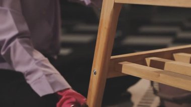 Marangoz atölyede, marangoz atölyesinde çalışıyor..