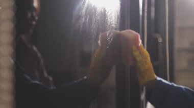 Fırça ve fırçayla bir adama yaklaş.