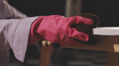 Ahşap sapıyla çalışan bir kadına yaklaş.