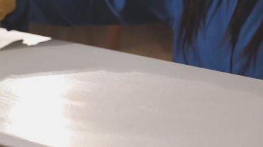 Mutfakta sarı tırnaklı bir kadın eli var..