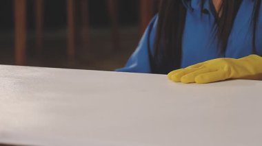 Mavi eldiven giyen bir kadının yakın plan fotoğrafı.