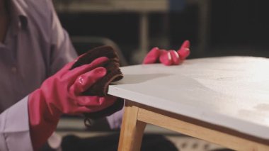 Marangoz tahtada çalışıyor.