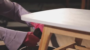 Beyaz bir bezle bir adamın elini kapat.