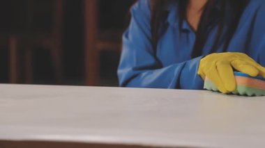 Genç bayan işçi mutfakta.