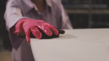 Lastik eldivenli ve lastik eldivenli kadın.