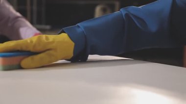 Eldivenli, mavi boyalı bir kadın.