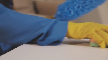 Temizlik konsepti Kadın temizlik masasını kapatın.