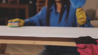 Eldivenli kadın ellerinin ahşap tahta tutarak yakınlaşmasını.