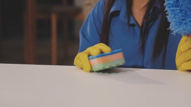 Evde ev işi yapan genç bir kadın.