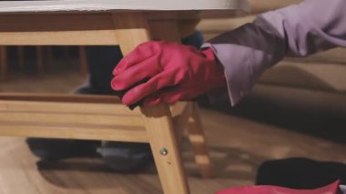 Eldivenli ve fırçalı bir adam.