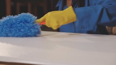 Yakın plan - süngerle evi temizleyen kadın.