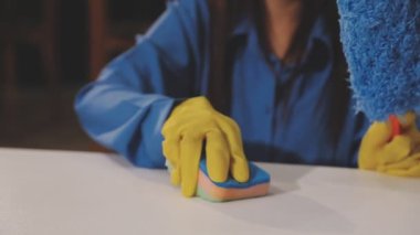 Temizlikçi kadın ellerini kapat.